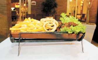 Na churrascaria Recanto do Cupim, são servidos vários pratos à la carte, como o frango a passarinho na telha